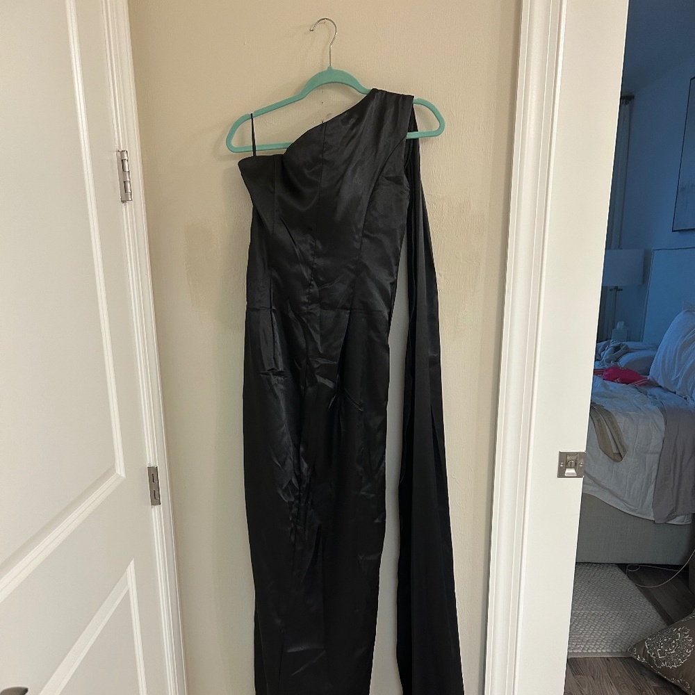 Beautiful One Shoulder Black Gown